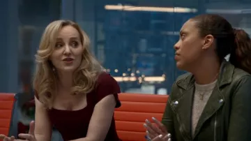 Roland Mouret Vestido de lana-crepé usado por Marissa Morgan (Geneva Carr) como se ve en Bull (S06E08)