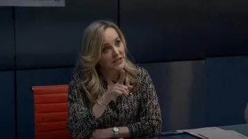 Chloé Chemise rayée à imprimé floral portée par Marissa Morgan (Geneva Carr) vue dans Bull (S06E09)