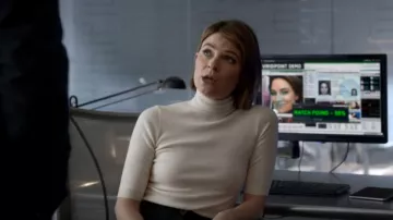 Pull à col roulé en laine théorique porté par Taylor Rentzel (MacKenzie Meehan) vu dans Bull (S06E09)