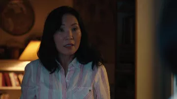 Tommy Hilfiger Camisa a rayas usada por Fumi Nakai (Patti Yasutake) como se ve en los trajes de la serie de televisión Beef (Temporada 1 Episodio 8)