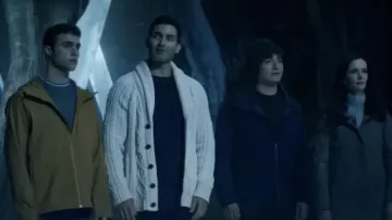 Cardigan de câble blanc porté par Clark Kent (Tyler Hoechlin) comme on le voit dans la série télévisée Superman & Lois (saison 3)