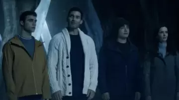 Cardigan de câble blanc porté par Clark Kent (Tyler Hoechlin) comme on le voit dans la série télévisée Superman & Lois (saison 3)