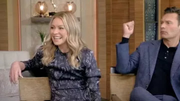 Robe imprimée IRO Zimber avec épaulettes portée par Kelly Ripa comme vu dans LIVE avec Kelly et Mark le 10 avril 2023