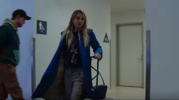 Clare V Midi Sac in Woven Pacific worn by Cassie Bowden (Kaley Cuoco) as seen in The Flight Attendant (S02E06)
