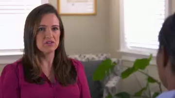 Nanette Lepore Blouse à col fendu à manchette smockée en éclat framboise portée par Nikki Battiste comme vu dans CBS Mornings le 3 avril 2023