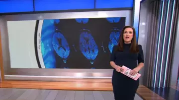 Robe fourreau à épaules boutonnée en crêpe stretch Donna Morgan portée par Nikki Battiste comme vu dans CBS Mornings le 3 avril 2023