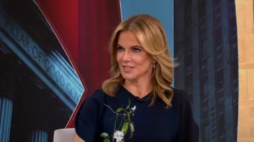 Minivestido floral de hombro abierto Victoria Beckham usado por Natalie Morales como se ve en CBS Mornings el 5 de abril de 2023