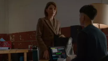 Manteau de laine à carreaux Sandro porté par Taylor Rentzel (MacKenzie Meehan) vu dans Bull (S06E09)