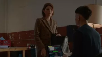 Madewell The Foldover Transport Tote usado por Taylor Rentzel (MacKenzie Meehan) como se ve en Bull (S06E09)