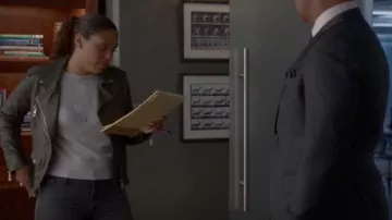 Aqua Cashmere Star Print Cashmere Sweater usado por Danny James (Jaime Lee Kirchner) como se ve en Bull (S06E09)