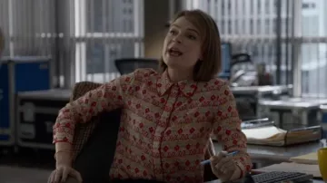 Alice + Olivia Willa Camisa de seda usada por Taylor Rentzel (MacKenzie Meehan) como se ve en Bull (S06E09)