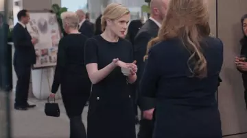 St. John Collection Short Sleeve Bouclé Knit Sheath Robe portée par Sadie Ryan (Harriet Dyer) vue dans American Auto (S02E11)