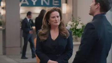 Blazer Emporio Armani Single Snap Closure usado por Katherine Hastings (Ana Gasteyer) como se ve en American Auto (S02E11)