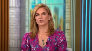Me + Em Wild Meadow Print Ruched Midi Vestido usado por Natalie Morales como se ve en CBS Mornings el 7 de abril de 2023