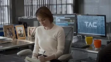 J. Pull Crewmere Cashmere Crewneck avec point Pointelle porté par Taylor Rentzel (MacKenzie Meehan) vu dans Bull (S06E12)