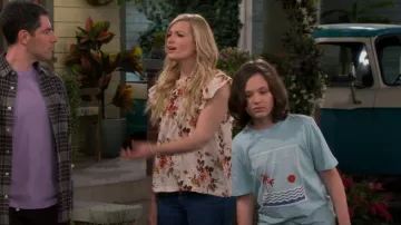 Sea Esme Floral Print Flutter Sleeve Silk Top porté par Gemma Johnson (Beth Behrs) comme vu dans The Neighborhood (S05E17)