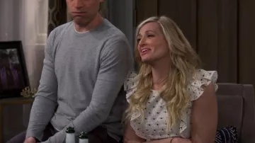 Express Limited Edition Eyelet Flutter Sleeve Embellished Top porté par Gemma Johnson (Beth Behrs) comme vu dans The Neighborhood (S05E17)