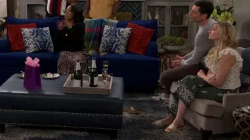 Zara Linen Blend Culottes portées par Gemma Johnson (Beth Behrs) comme on le voit dans The Neighborhood (S05E17)