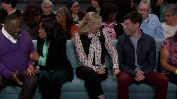 Alice + Olivia Jeannie Blouse imprimée portée par Gemma Johnson (Beth Behrs) vue dans The Neighborhood (S05E17)