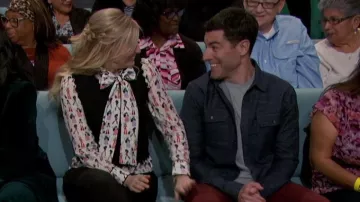 All Saints Vanessa Vest Top porté par Gemma Johnson (Beth Behrs) comme on le voit dans The Neighborhood (S05E17)