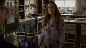 Paige Arianne Chemisier en soie à manches longues porté par Isabella Colón (Yara Martinez) vu dans Bull (S06E16)