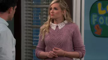 ASTR The Label Floral Eyelet Collar Sweater porté par Gemma Johnson (Beth Behrs) vu dans The Neighborhood (S05E17)