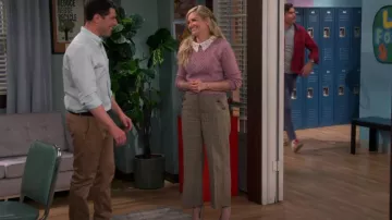Veronica Beard Hunter Pantalon porté par Gemma Johnson (Beth Behrs) comme on le voit dans The Neighborhood (S05E17)