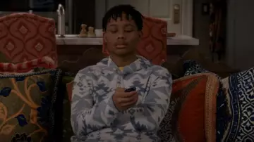 Faherty Cabana Sweater porté par Dele (Travis Wolfe Jr.) vu dans Bob Hearts Abishola (S04E17)