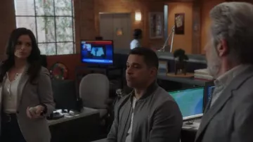 Chaqueta bomber de franela de lana Boss usada por Nick Torres (Wilmer Valderrama) como se ve en NCIS (S20E18)
