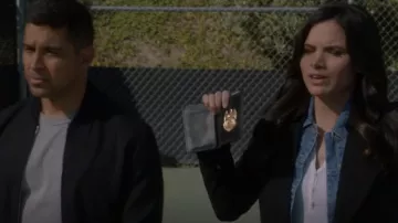 Michael Lauren Manga larga Henley usada por Jessica Knight (Katrina Law) como se ve en NCIS (S20E18)
