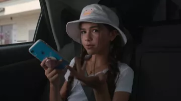 Chapeau de seau porté par Amelia Cavell (Lumi Pollack) comme on le voit dans la garde-robe du film The Fallout