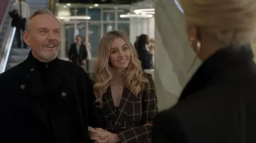 Saint Laurent Plaid Blazer à double poitrine porté par Bex (Keeley Hazell) vu dans Ted Lasso (S03E04)