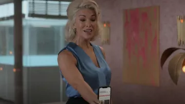 Falconeri Silk V-Neck Tank Top usado por Rebecca Welton (Hannah Waddingham) como se ve en Ted Lasso (S03E04)