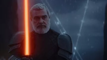Sable de luz rojo usado por Baylan Skoll (Ray Stevenson) como se ve en la serie de televisión Ahsoka (Temporada 1)