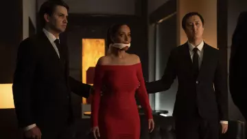 Balmain Robe côtelée en maille côtelée en rouge portée par Hailey Winton (Meta Golding) dans Rabbit Hole (S01E04)