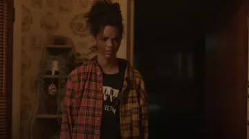 La Detresse La chemise en flanelle blanchie de l’empereur Bélier portée par Rae Kincade (Tanzyn Crawford) comme on le voit dans Tiny Beautiful Things (S01E01)