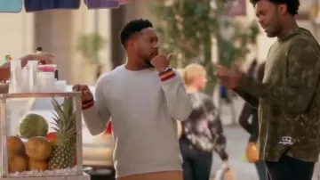 Paul Smith Jersey Knit Jumper usado por Anthony (Aaron Jennings) como se ve en Grand Crew (S02E06)
