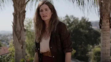 Anine Bing Silk Camisole avec détails en dentelle Nude portée par Clare Pierce (Kathryn Hahn) comme vu dans Tiny Beautiful Things (S01E03)