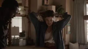 Seule veste en jean portée par Clare Pierce (Kathryn Hahn) comme on le voit dans Tiny Beautiful Things (S01E03)