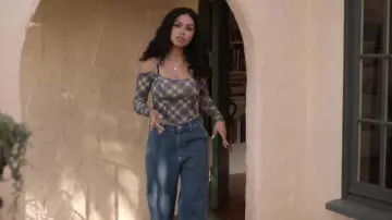 Lisa dit Gah Reese Jean portée par Montana (Aneasa Yacoub) comme on le voit dans Tiny Beautiful Things (S01E03)