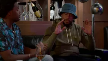 Maison Kitsune Grey Fox Head Patch Classic Sweat à capuche porté par Anthony Holmes (Aaron Jennings) vu dans Grand Crew (S02E06)