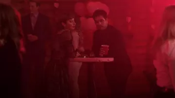 Cara Cara Ritchie Robe portée par Chrissy Beppo (Sofia Hasmik) vue dans Superman & Lois (S03E05)