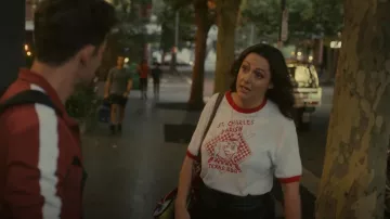 Thecaptainsvintage 80s St. Charles Parish Louisiana Texas Pork BBQ Ringer T-Shirt Grande usada por Liv Healy (Celeste Barber) como se ve en Wellmania (S01E02)
