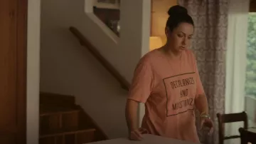 Paradise Decolonize And Moisturize Tee usada por Liv Healy (Celeste Barber) como se ve en Wellmania (S01E01)