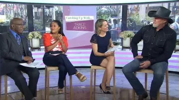 Lavandería de Shelli Segal Vestido de cambio de encaje de manga corta de manga corta usado por Dylan Dreyer como se ve en Today on April 12, 2023