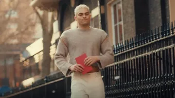 Pull Remi Cut Out en semaine porté par Joel comme on le voit dans Made in Chelsea (S25E04)