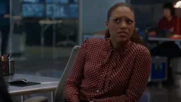 Ralph Lauren Ruffle-Trim Mulberry Silk Shirt usada por Danny James (Jaime Lee Kirchner) como se ve en Bull (S06E18)