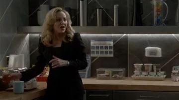 Alexander McQueen Leaf Crepe Blazer usado por Marissa Morgan (Geneva Carr) como se ve en Bull (S06E21)