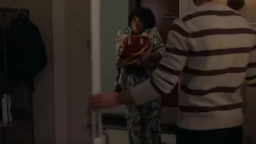 Bar III Palm Print Pantalones de satén usados por Cricket (Angela E. Gibbs) como se ve en Not Dead Yet (S01E09)
