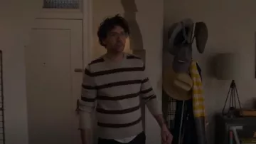 Abercrombie & Fitch Pull rayé porté par Edward (Rick Glassman) vu dans Not Dead Yet (S01E09)